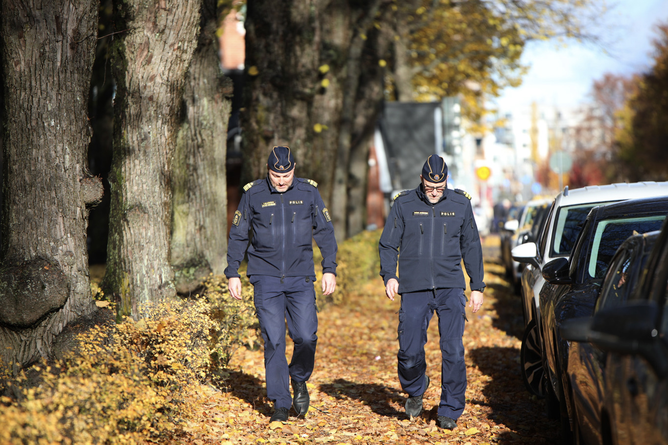 Lokalpolisområdeschef i Gästrikland Temo Allenbäck (till vänster) på plats i Stenebergsparken i stadsdelen Brynäs där en ung man sköts ihjäl sent på lördagskvällen. Foto: Roger Nilsson / TT