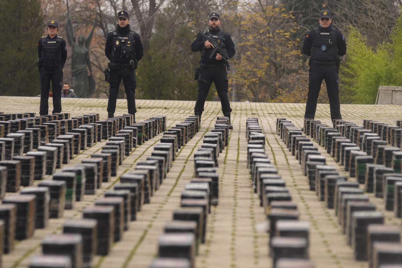 Spansk polis visar upp beslagtagna droger. Arkivbild. Foto: Paul White/Pool via AP/TT