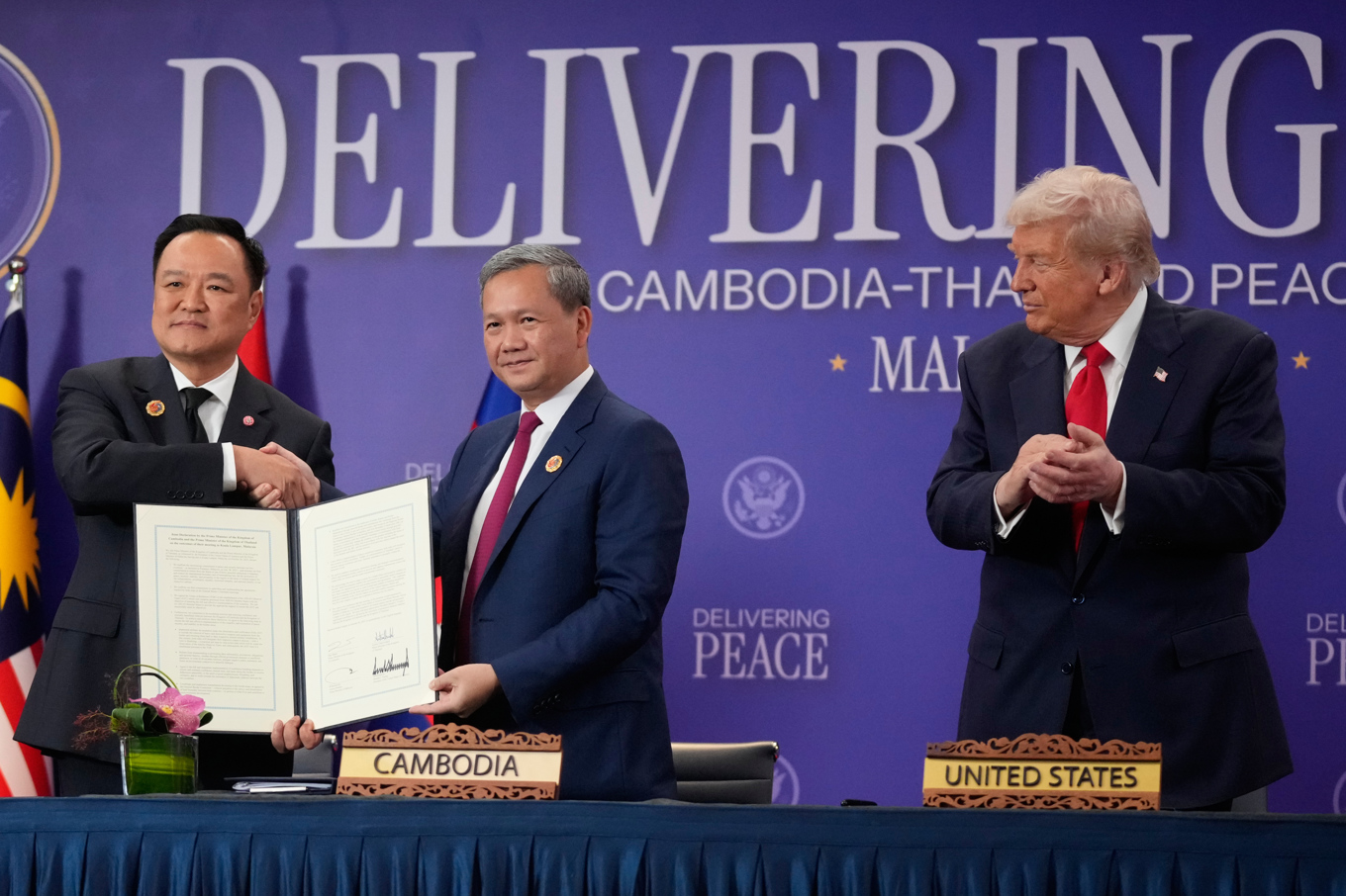 USA:s president Donald Trump närvarar när Kambodjas premiärminister Hun Manet och Thailands premiärminister Anutin Charnvirakul enats om att utöka vapenvilan länderna emellan. Foto: Mark Schiefelbein/AP/TT