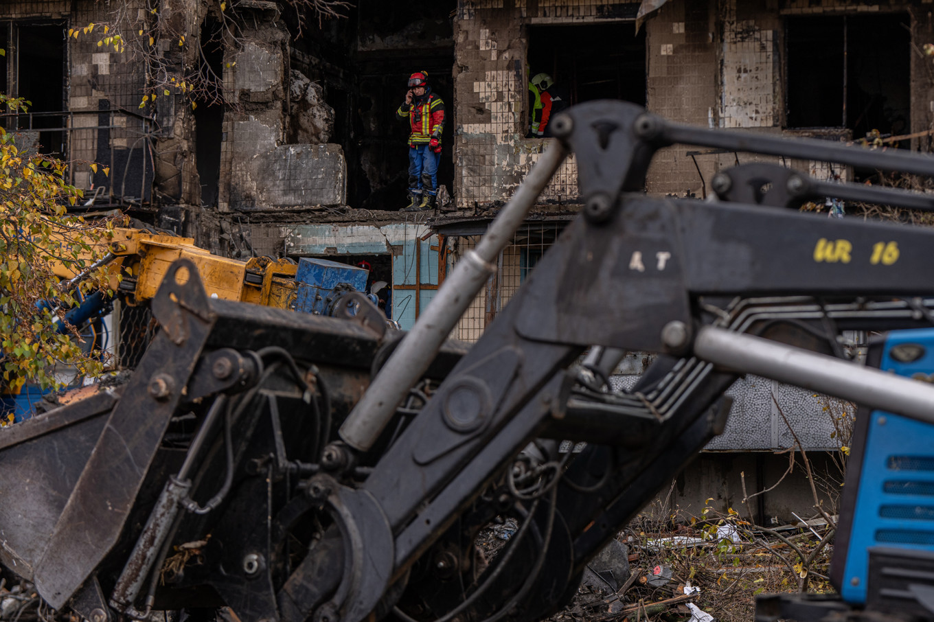 Ukrainska räddningsarbetare utanför en av byggnaderna som träffades i ryska drönarräder. Foto: Julia Demaree Nikhinson/AP/TT