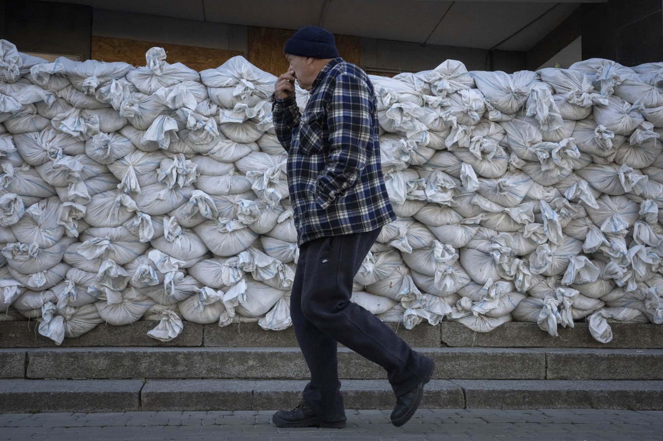 Rysk militär släpper regelbundet handgranater över civila i staden Cherson, enligt en rapport. Arkivbild. Foto: Efrem Lukatsky/AP/TT