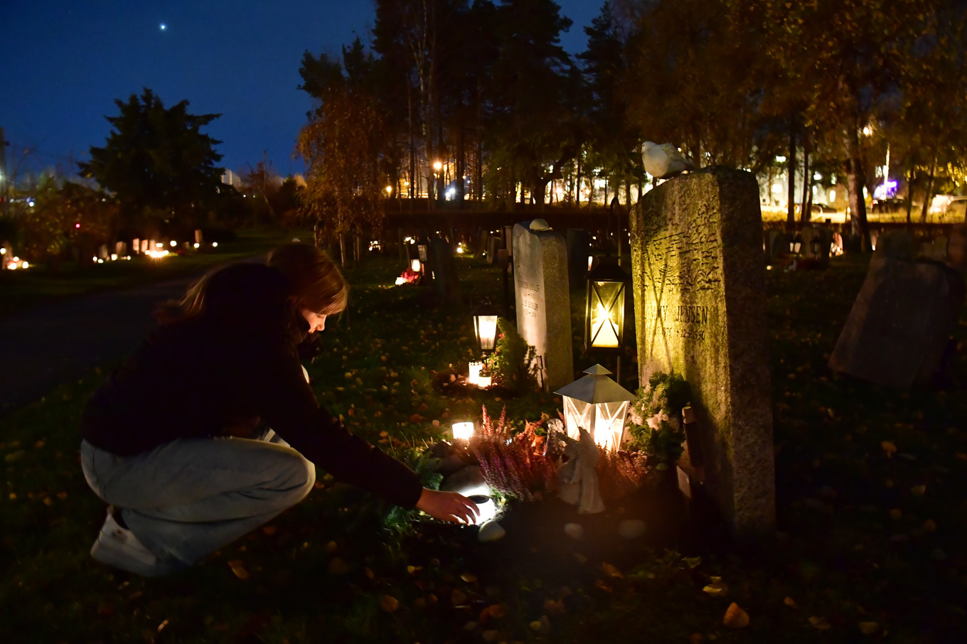 Många svenskar besöker kyrkogårdar under Allhelgonahelgen. Arkivbild. Foto: Jonas Ekströmer/TT