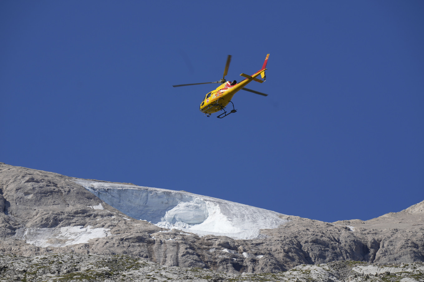 Italienska räddningshelikoptrar har deltagit i sökandet efter de saknade bergsklättrarna. Arkivbild. Foto: Luca Bruno/AP/TT
