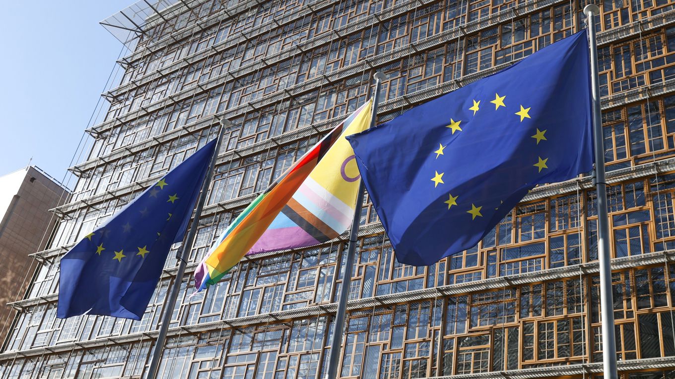 EU-flaggan tillsammans med en  flagga för International Day Against Homophobia, Biphobia and Transphobia (IDAHOBIT) i Bryssel. Foto: EU