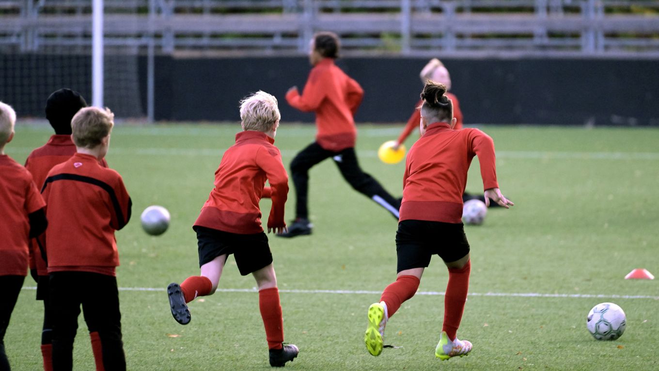Fotboll svarar för 40 procent av alla deltagartillfällen i barn- och ungdomsidrotten där flera andra stora idrotter tappat mark under de fem senaste åren. Foto: Janerik Henriksson/TT