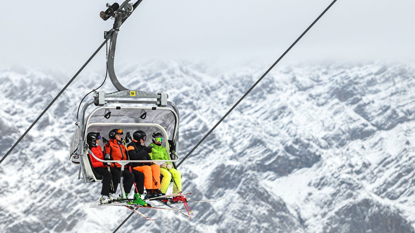 Med liften kommer man snabbt upp till toppen och kan åka utför för att sedan ta ett dopp i havet. Foto: Piero Cruciatti/AFP via Getty Images