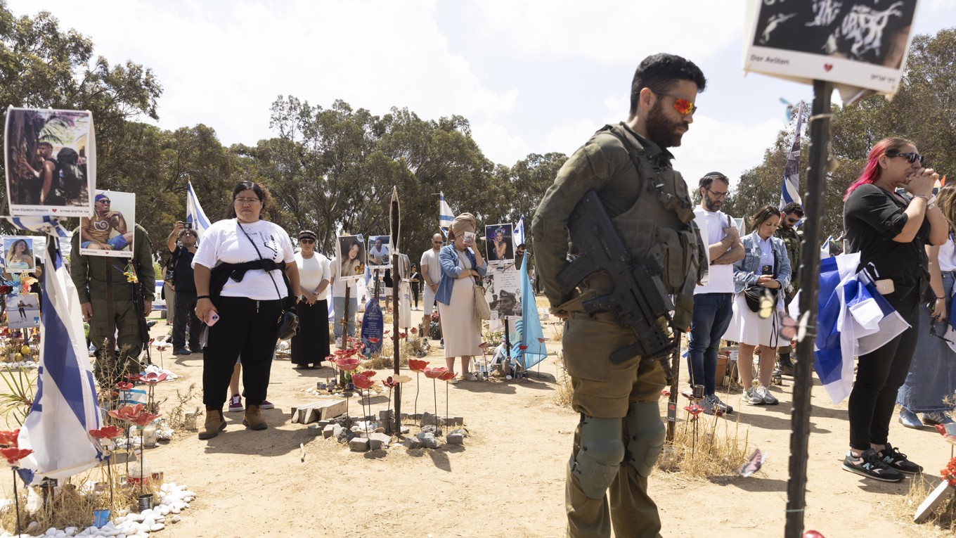 På bilden som är tagen den 13 maj 2024 ser man människor sörja offren för Hamas attack mot Nova-festivalen i Re’eim i Israel. Foto: Amir Levy/Getty Images