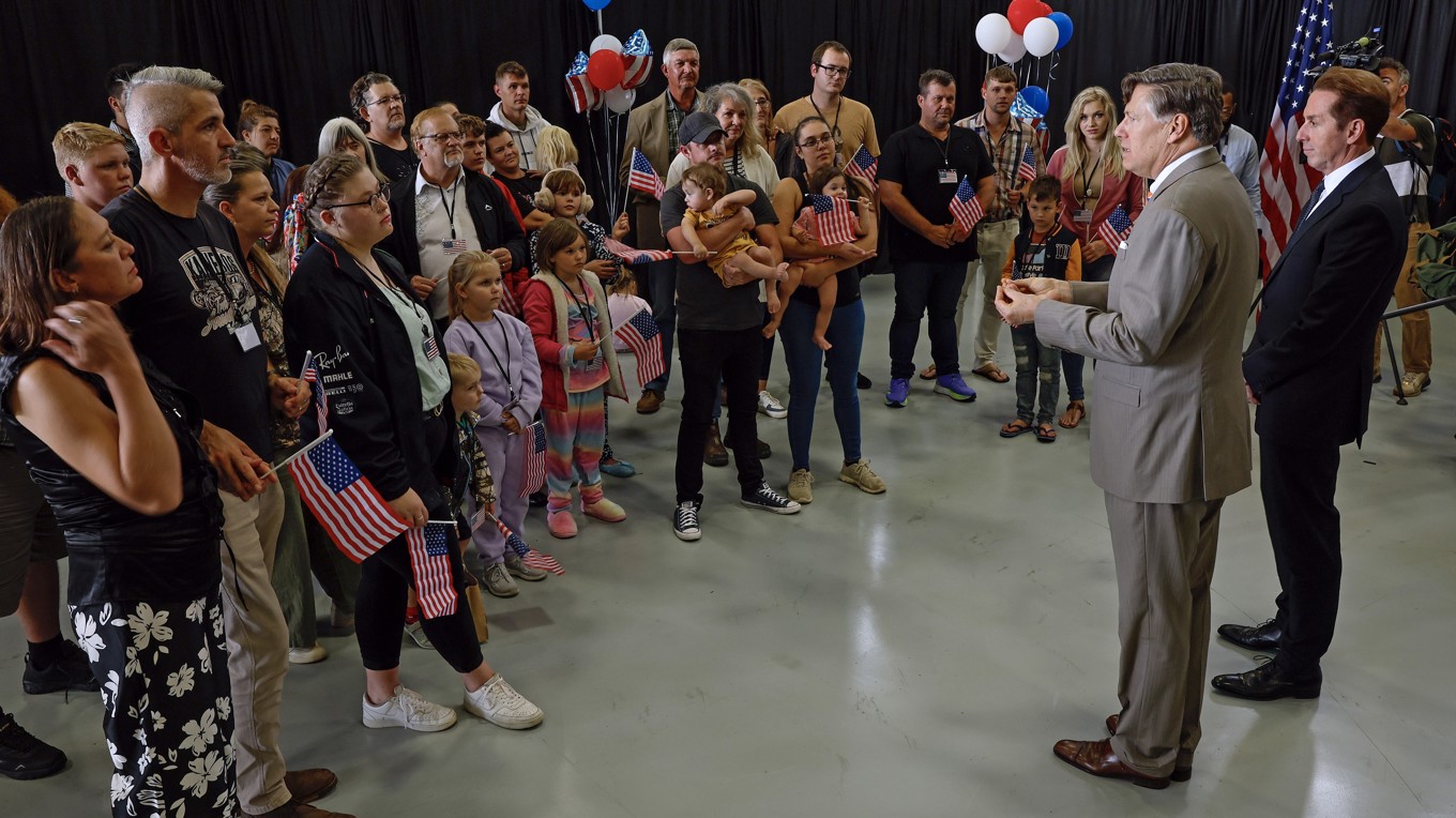 På bilden som är tagen den 12 maj ser man USA:s vice utrikesminister Christopher Landau och vice inrikesminister Troy Edgar lyssna på nyanlända sydafrikaner i Dulles i delstaten Virginia. Foto: Chip Somodevilla/Getty Images