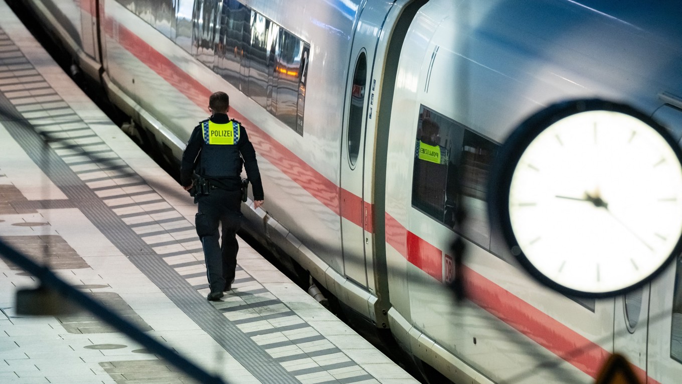 En polis vid järnvägsstationen i tyska storstaden Hamburg. Foto: Jonas Walzberg/AFP via Getty Images