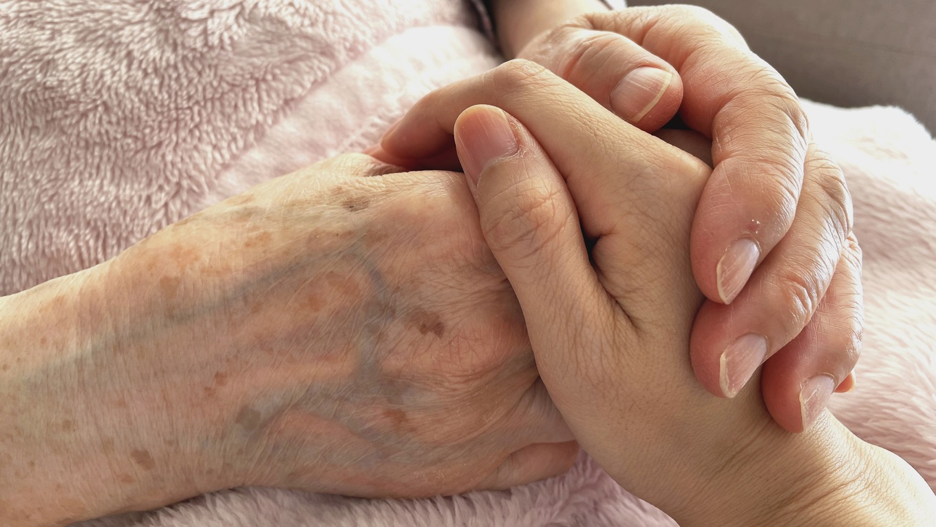 Enligt en studie jag medverkade till är undersköterskor i regel duktiga på det sociala, men saknar tillräckligt med fysisk kraft för det tunga arbetet. Foto: Shutterstock