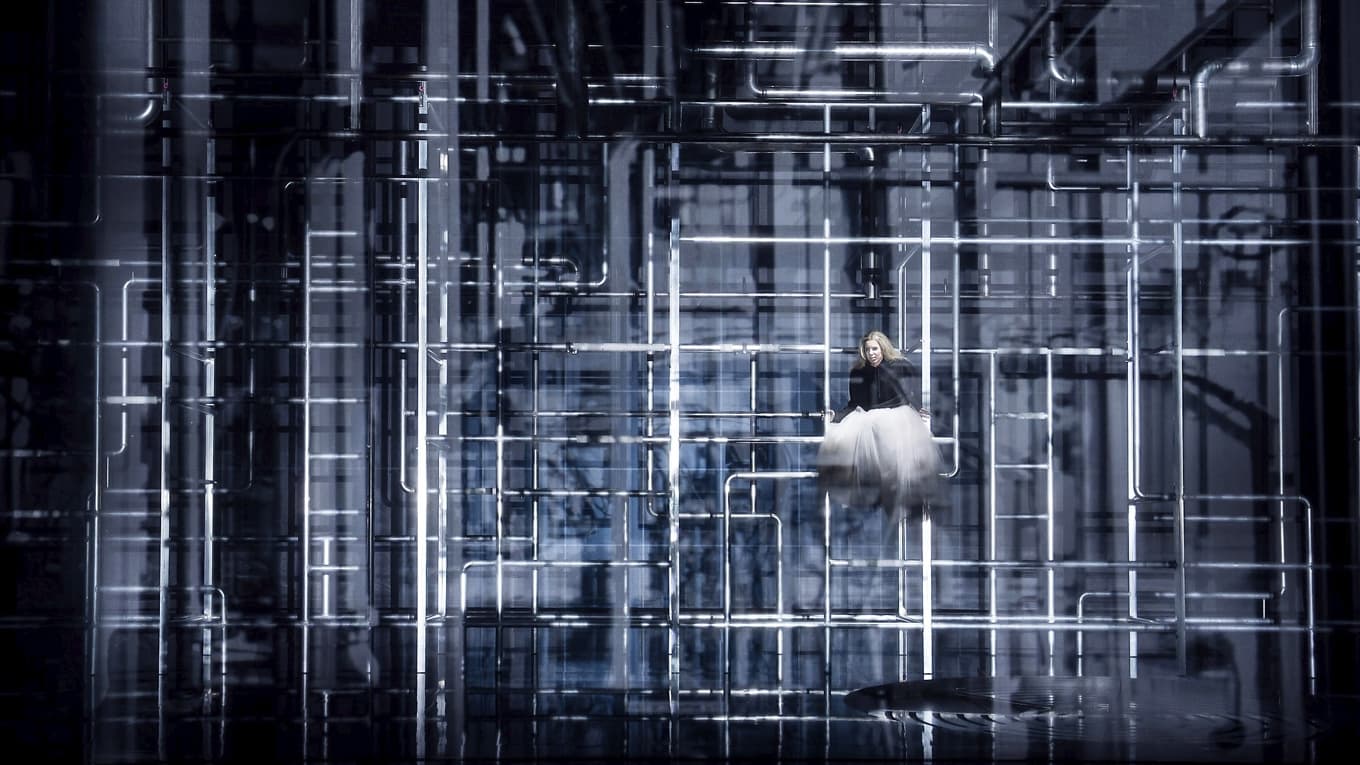 Den sterilt mekanistiska iscensättningen av tredje akten avviker helt från tonsättarens och librettistens scenanvisning.
Foto: Markus Gårder