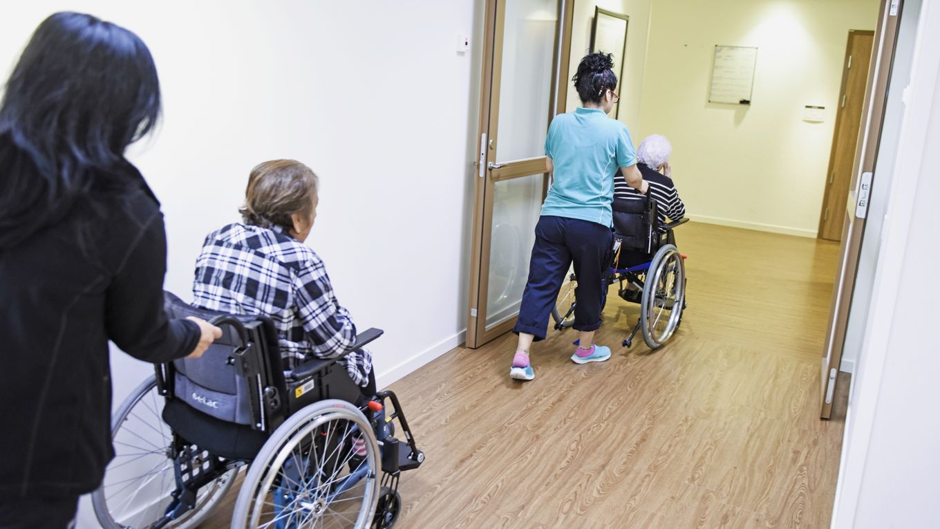 Kritiker mot regeringens planer på återvändarbidrag menar att många invandrare behövs i äldreomsorgen. Foto: Pontus Lundahl/TT