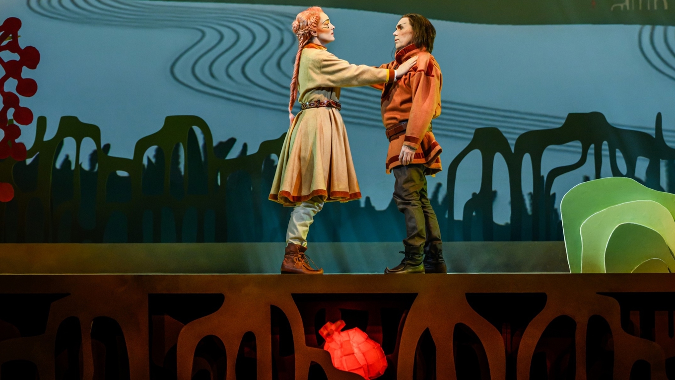 Operan ”Jordens hjärta” handlar om alltings ursprung och kampen mellan det goda och det onda. Här ses Johanna Rudström som Beaivinieida och Klas Hedlund som Njáveš. Foto: Sören Vilks