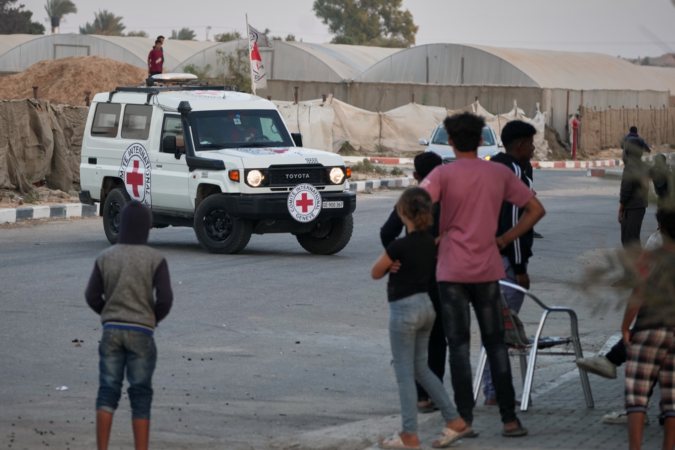 Ett fordon från Röda Korset i centrala Gaza som den 30 oktober transporterade två kroppar. Foto: Abdel Kareem Hana/AP/TT