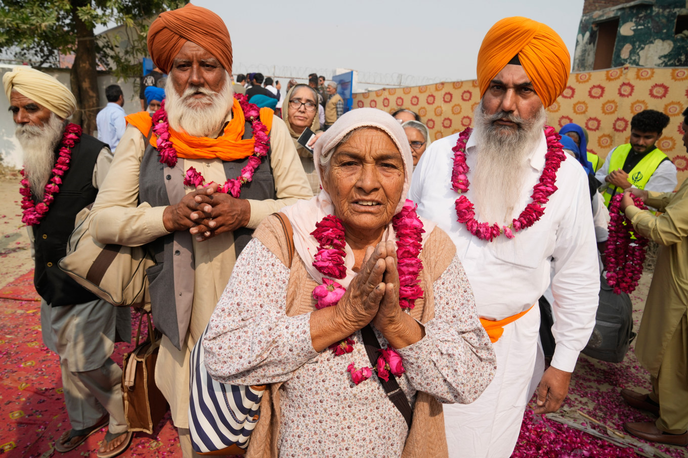 Sikhiska pilgrimer vid gränsövergången mellan Indien och Pakistan på tisdagsmorgonen. De får passera för första gången sedan i våras. Foto: K.M. Chaudary/AP/TT