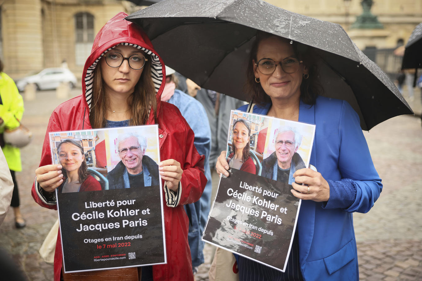 Plakat föreställande Cécile Kohler och Jacques Paris i samband med en manifestation i Paris i juli i år. Foto: Thomas Padilla/AP/TT