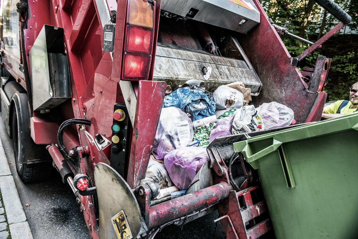 Sopkostnader är en av flera taxor som ökat kraftigt för de boende. Arkivbild. Foto: Tomas Oneborg/SvD/TT