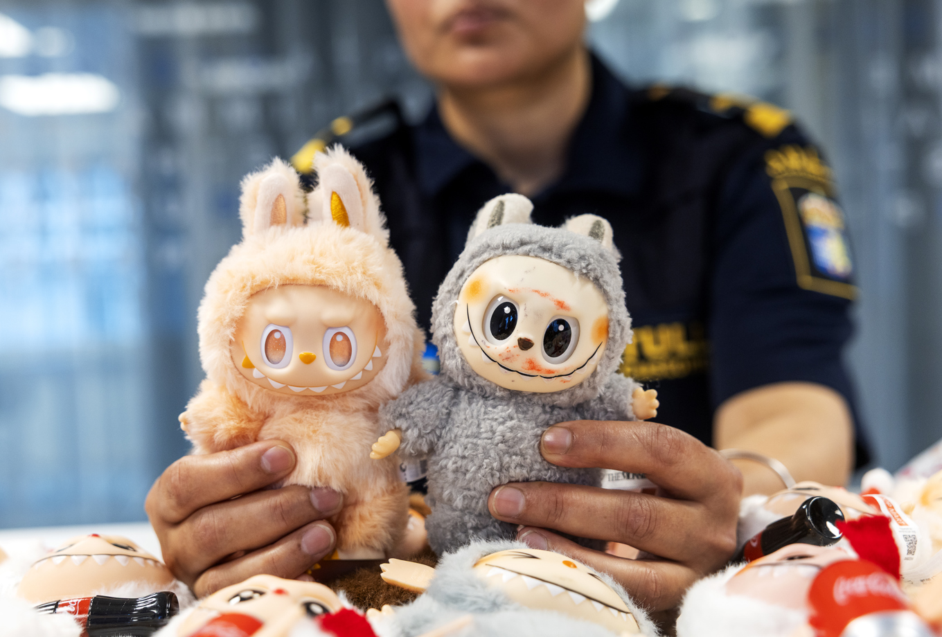 En tullinspektörer visar upp falska beslagtagna Labubu-dockor. Arkivbild. Foto: Stefan Jerrevång/TT