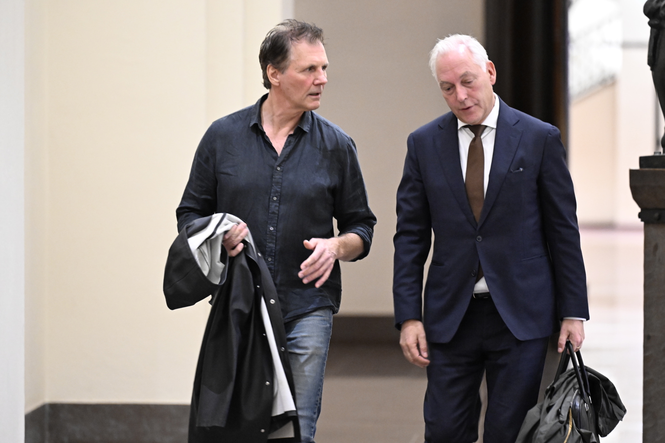 Micke Leijnegard med sin advokat Johan Eriksson utanför rättssalen. Arkivbild. Foto: Pontus Lundahl/TT