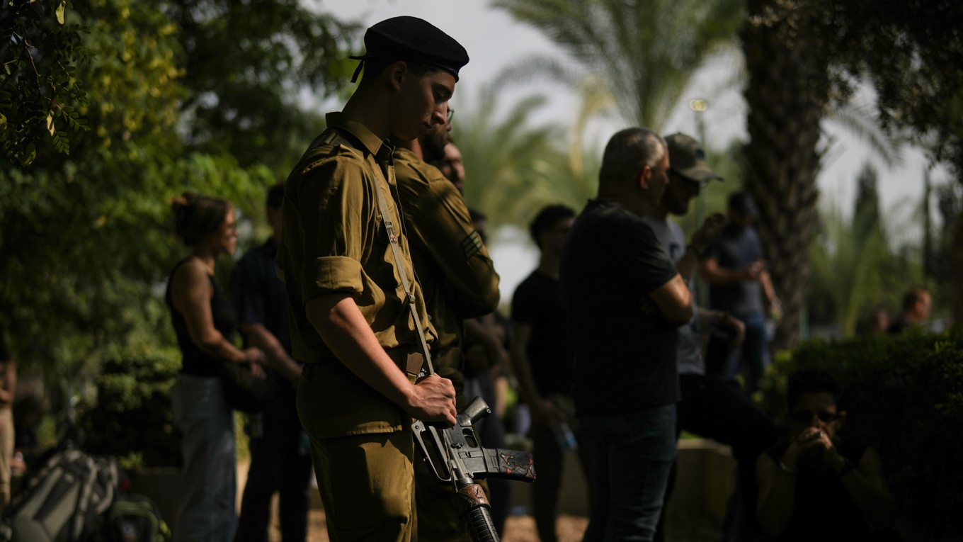En soldat vid en begravning av en annan av de döda gisslantagna vars kvarlevor nyligen återbördades till Israel. Foto: Leo Correa/AP/TT