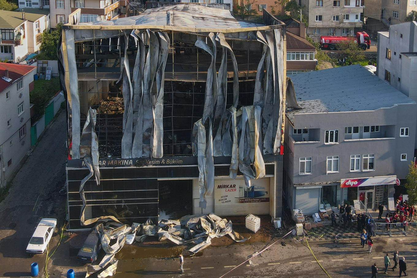 Det brandhärjade parfymlagret i staden Dilovasi, sju mil sydost om Istanbul. Foto: Dia/AP/TT