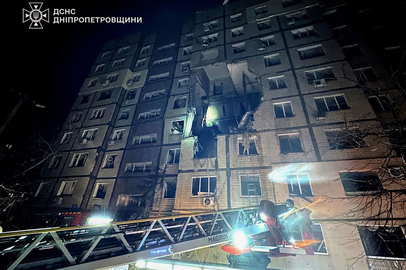 Ett lägenhetshus i Dnipro fick stora skador i nattens ryska attacker. Bild distribuerad av Ukrainas räddningstjänst. Foto: Ukrainas räddningstjänst via AFP/TT