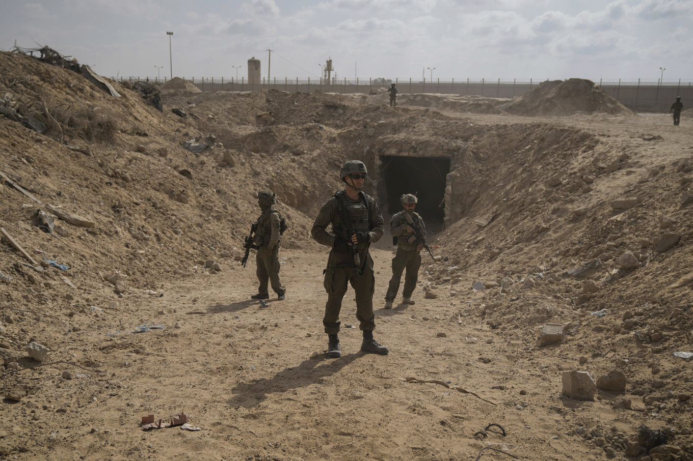 Israeliska soldater vid en tunnelentré i södra Gazaremsan på en bild tagen i fjol. Foto: Leo Correa/AP/TT