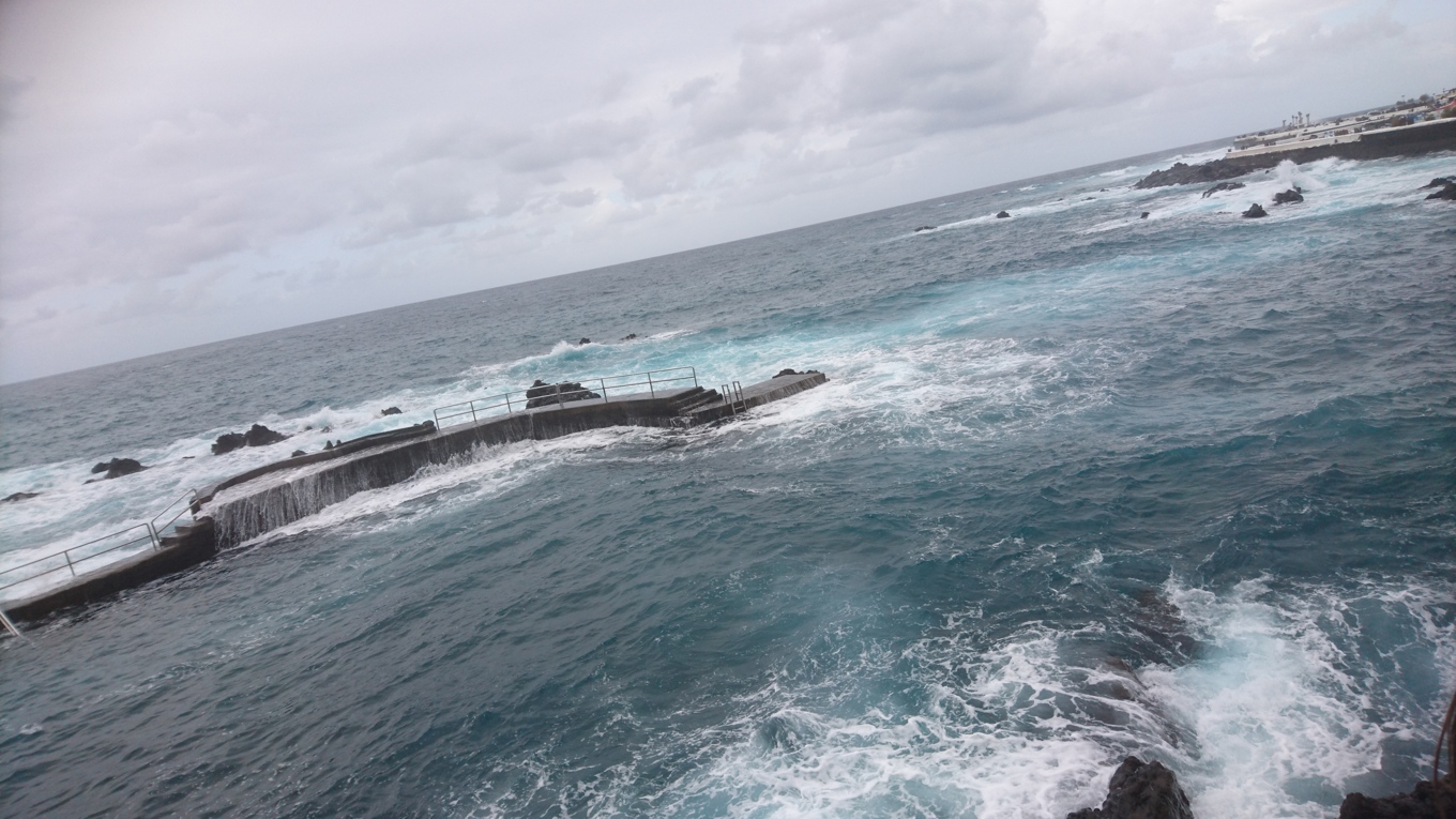 Höga vågor vid en badplats i Puerto de la Cruz på norra Teneriffa. Arkivbild. Foto: Henrik Samuelsson/TT