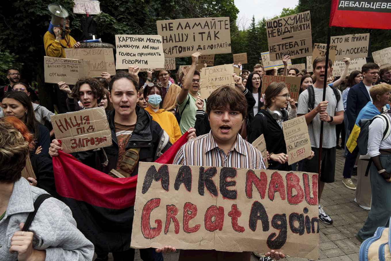 Demonstranter under protester i somras i Kiev mot regeringens senare skrotade planer på att begränsa landets antikorruptionsorgans oberoende. Foto: Evgeniy Maloletka/AP/TT