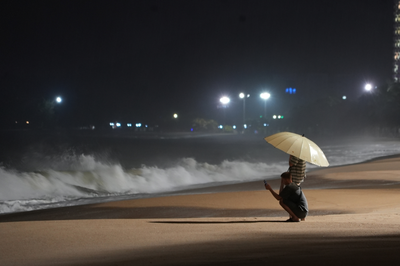 Vågor i Khanh Hoa i Vietnam då tyfonen Kalmaegi drog in över landet i torsdags. Foto: Hau Dinh/AP/TT