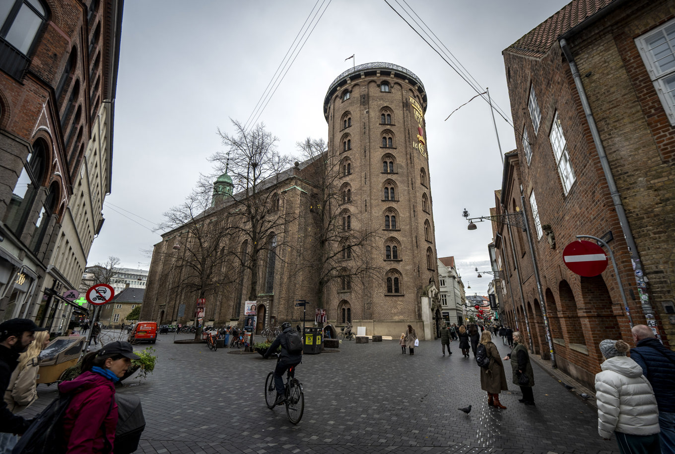 Rundetårn på Købmagergade i centrala Köpenhamn i november 2025. Snart ska det läckande taket lyftas av och firas ner till marken för renovering. Foto: Johan Nilsson / TT