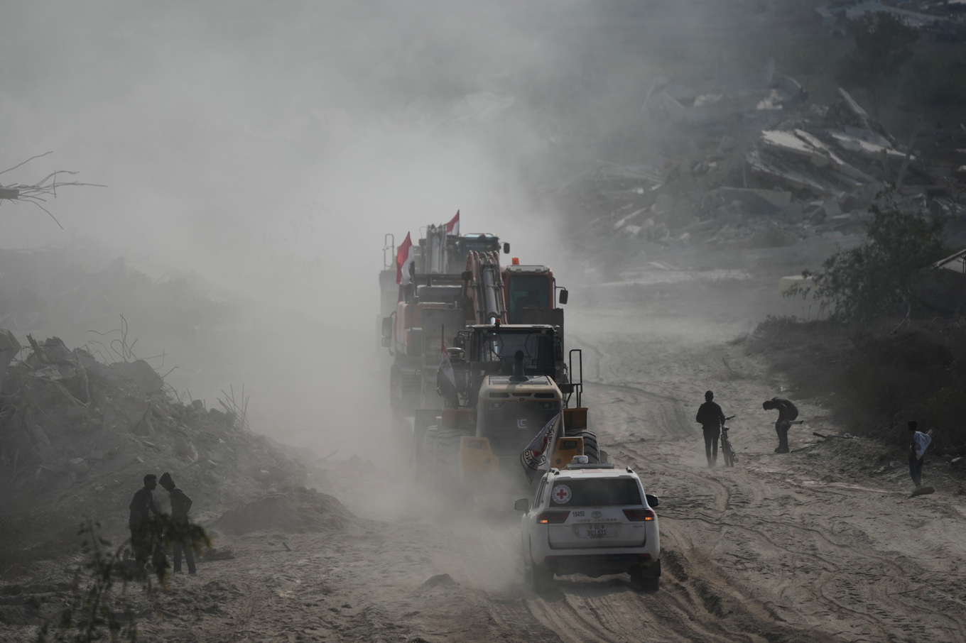 Hamasmedlemmar, egyptiska arbetare och Röda korset på torsdagen på väg till östra delen av staden Gaza för att leta efter kvarlevor efter gisslantagna. Foto: Jehad Alshrafi/AP/TT