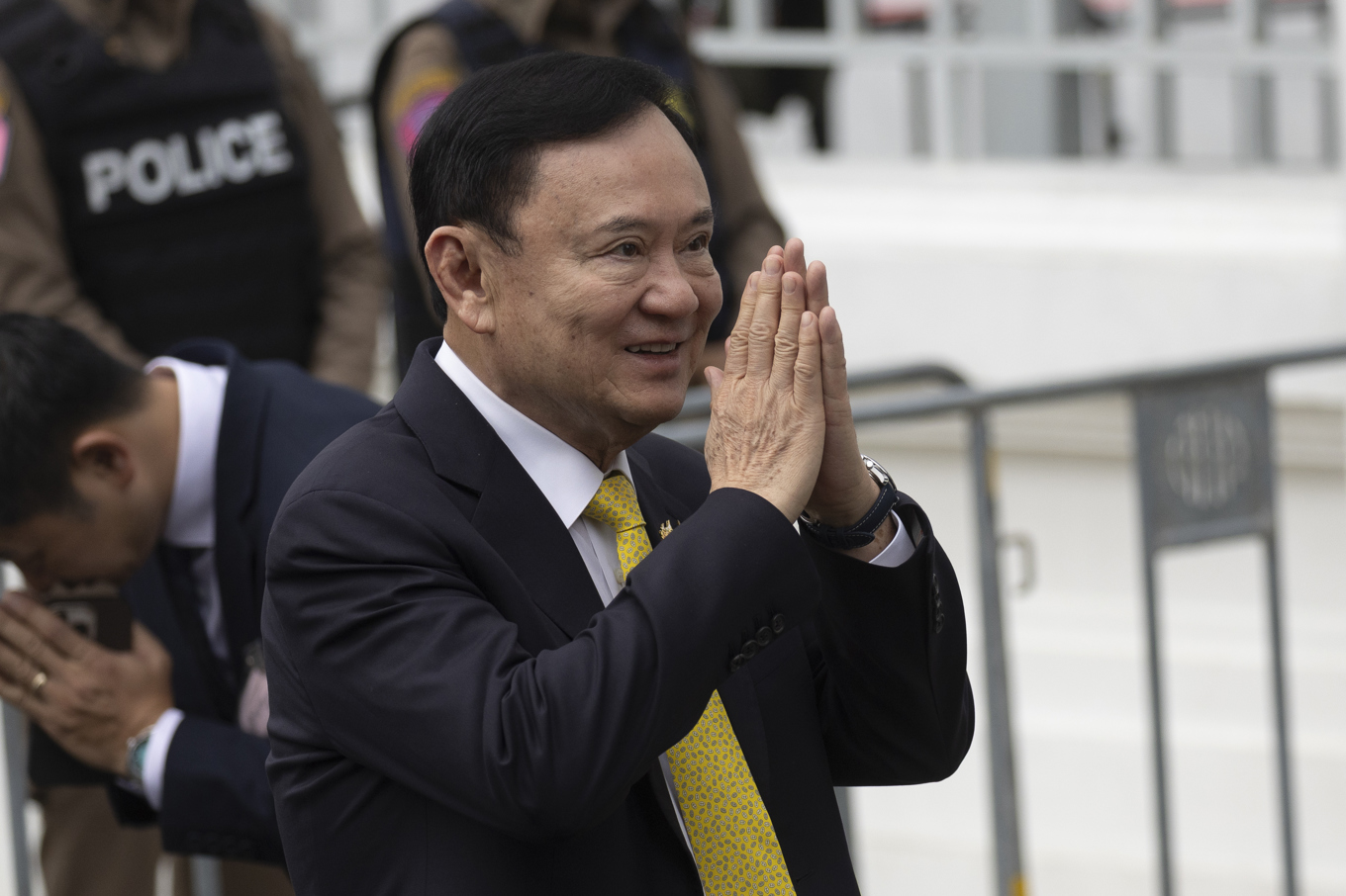 Thailands tidigare premiärminister Thaksin Shinawatra i samband med att landets högsta domstol dömde honom till ett års fängelse den 9 september. Foto: Wason Wanichakorn/AP/TT