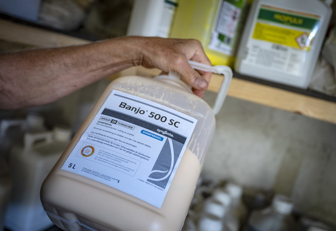 En dunk med växtskyddsmedel som används mot bladmögel i potatis. Arkivbild. Foto: Johan Nilsson/TT