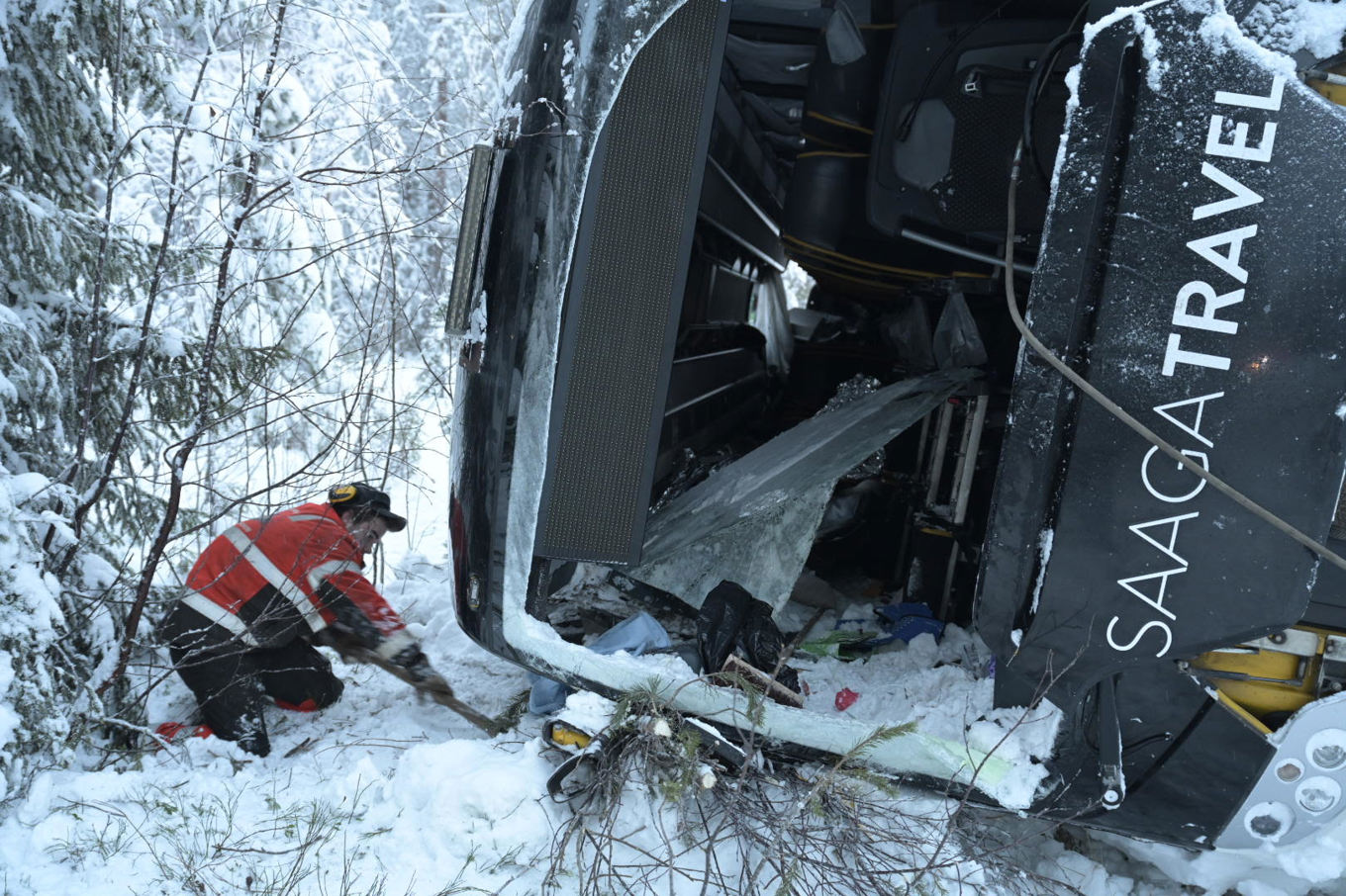 Sextiofem personer befann sig på bussen som välte på E45:an. Foto: Erik Abel/TT