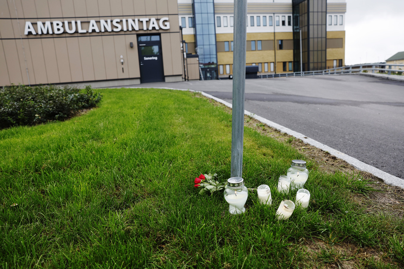 Blommor och ljus utanför ambulanssjukvården i Hudiksvall. Arkivbild. Foto: Mats Andersson/TT