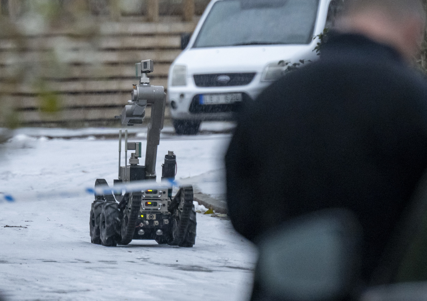 Polisens bombtekniker har varit på på plats med bombrobot i ett villaområde i Malmö på måndagsmorgonen. Foto: Johan Nilsson / TT