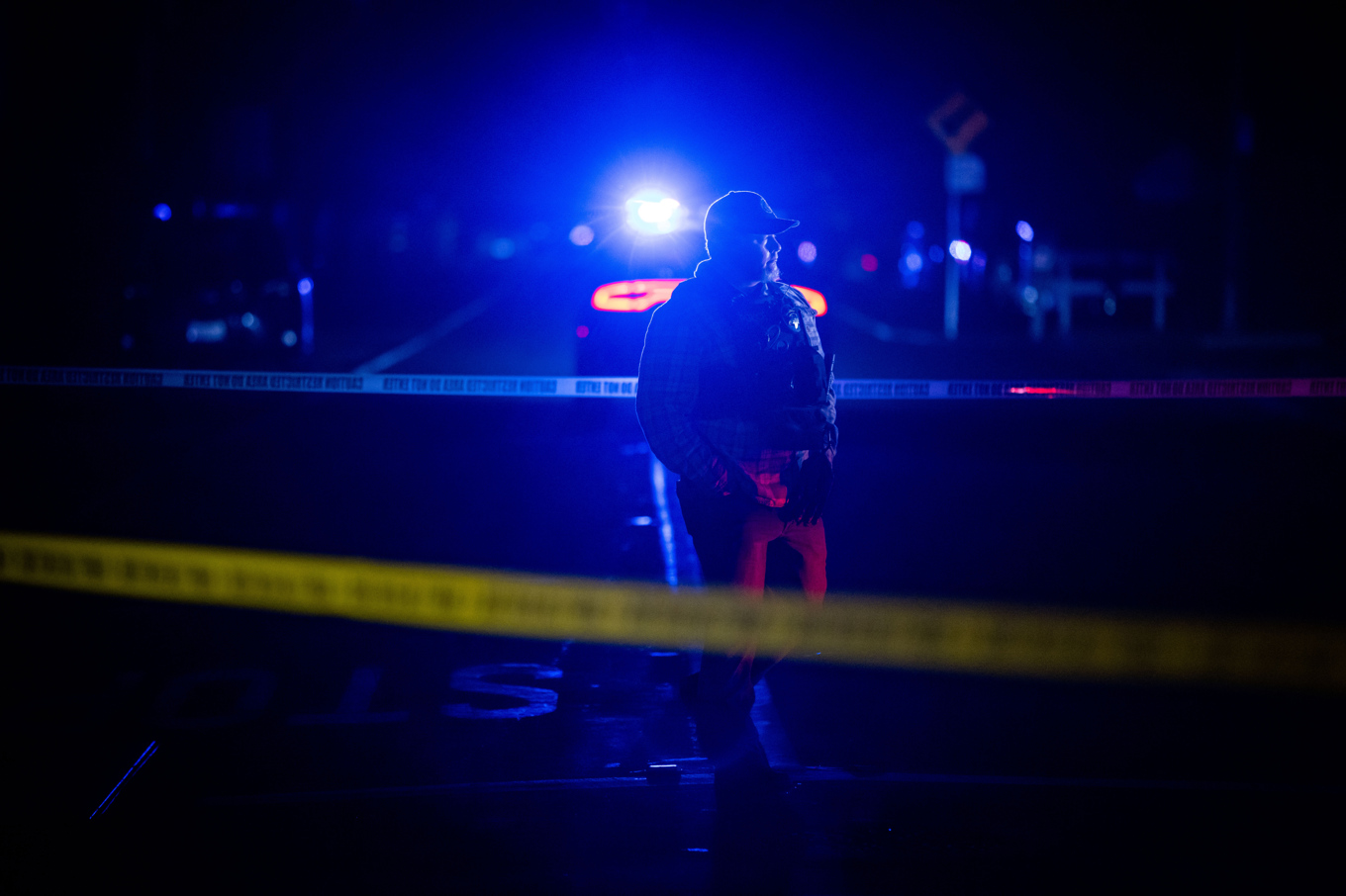 Polis på plats efter skjutningen i Stockton. Foto: Ethan Swope/AP/TT