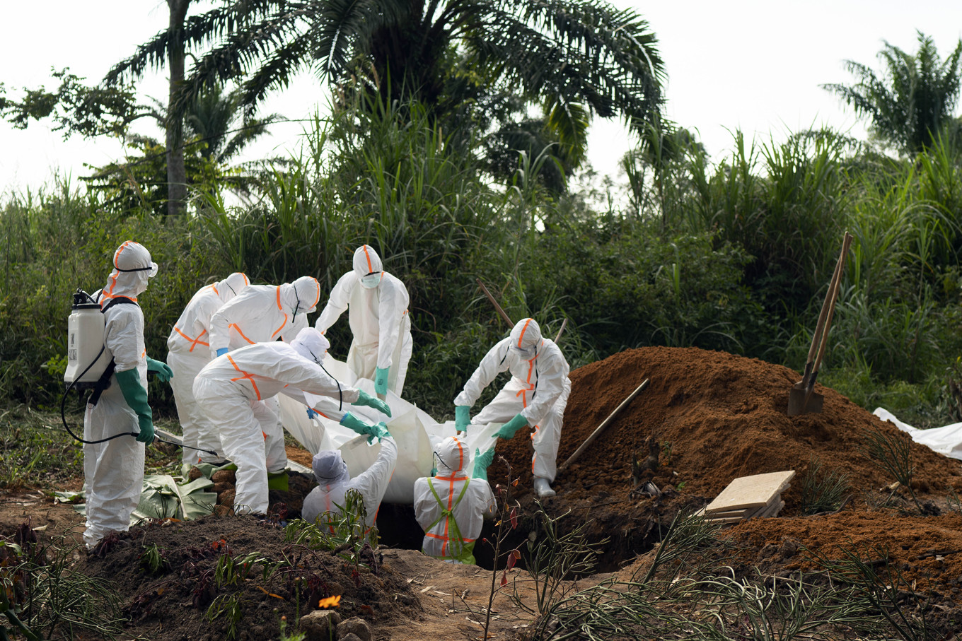 Personal gravsätter en avliden person som bar ebolasmittan – bilden är från ett tidigare utbrott i Kongo-Kinshasa. Arkivbild. Foto: Jerome Delay/AP/TT