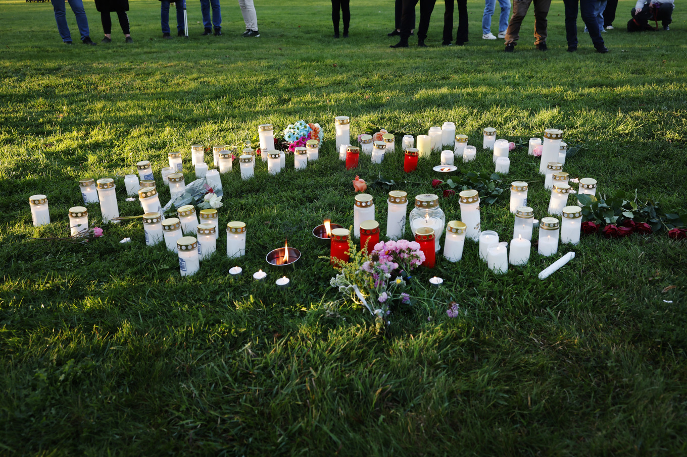 Bild från en minnesstund i Borgarparken i Hudiksvall efter mordet i Harmånger den 20 september. Arkivbild. Foto: Mats Andersson/TT