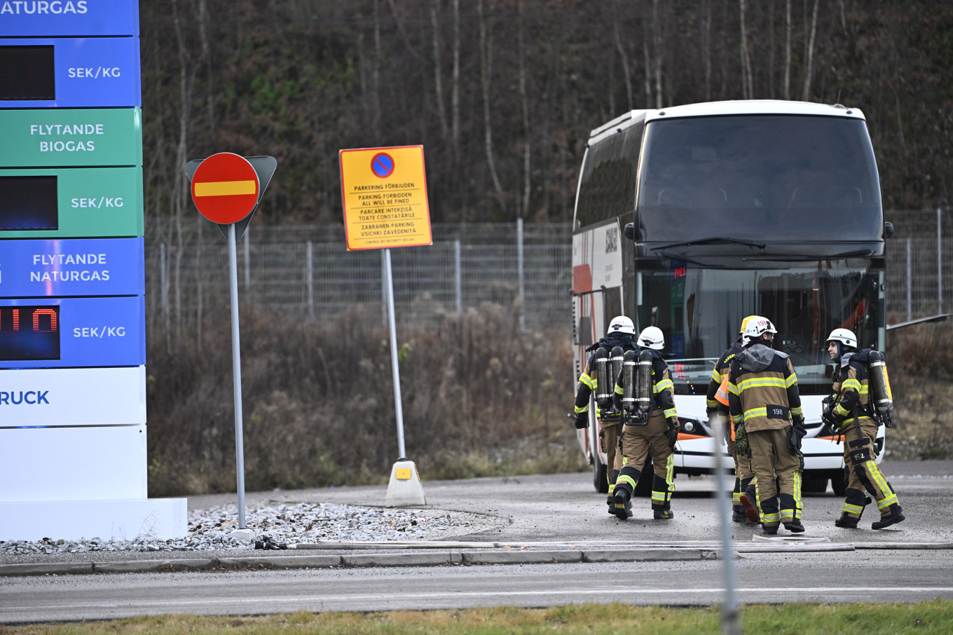 Räddningstjänst är på plats på en tankstation vid Nyköpingsvägen, nära tågstationen Södertälje syd där en buss tankat fel. Foto: Fredrik Sandberg/TT