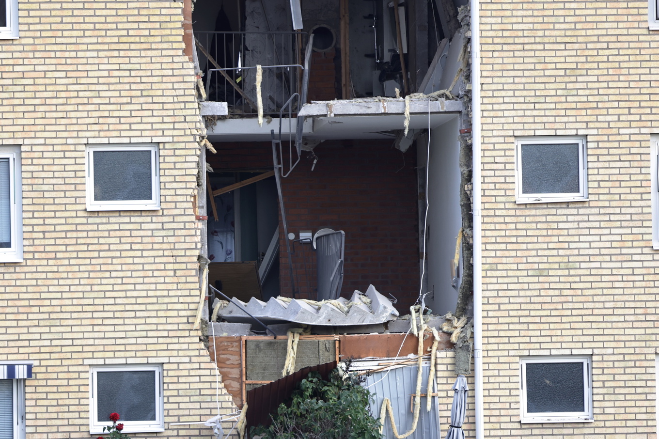Explosionerna orsakade kraftiga skador, här på bostadshuset i Ekholmen i Linköping den 26 september. Foto: Stefan Jerrevång/TT