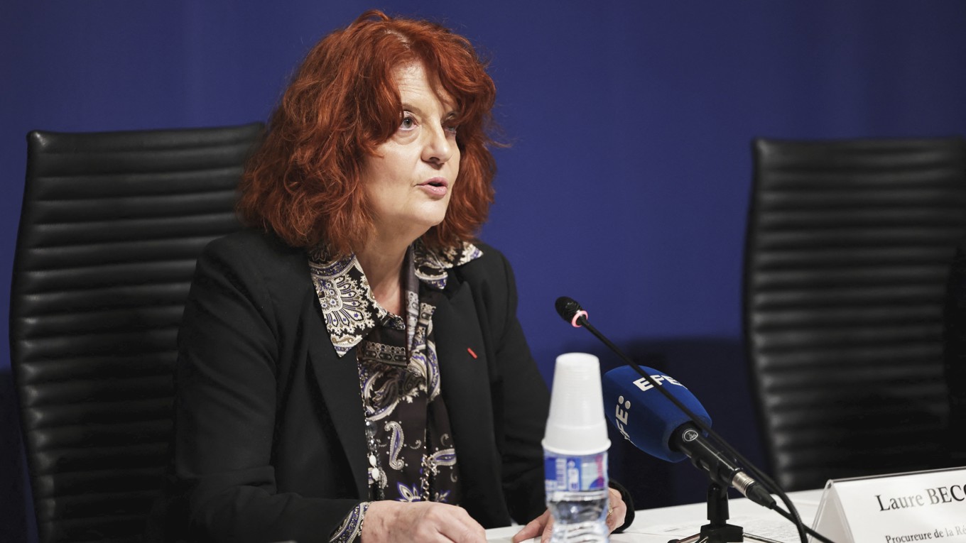 Åklagaren i målet med juvelkuppen mot Louvren, Laure Beccuau, under en presskonferens de Åklagaren i målet med juvelkuppen mot Louvren,
Laure Beccuau, under en press-
konferens den 29 oktober. Foto: Stephane DE Sakutin/AFP via Getty Images
