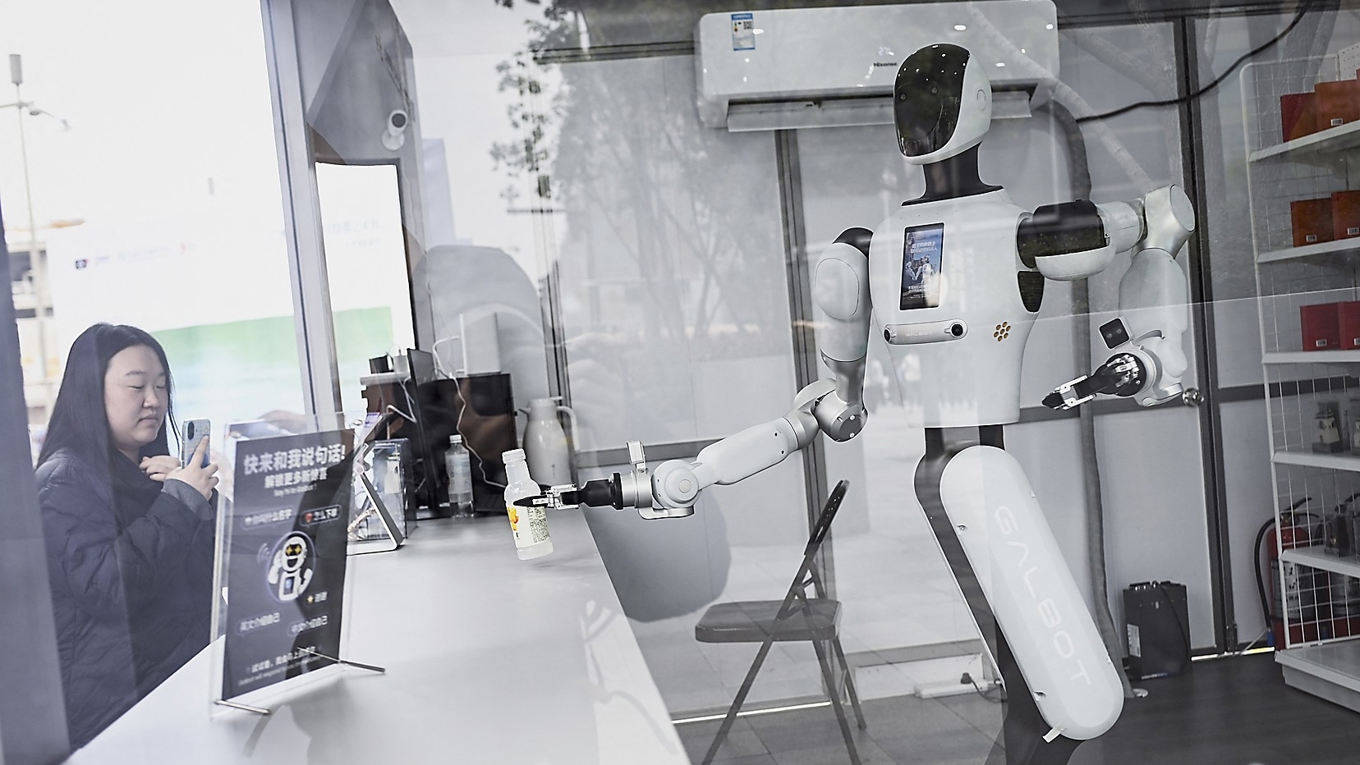 En robot arbetar i en liten affär den 22 oktober 2025 på en gata i Peking i Kina. Foto: Wang Zhao/AFP via Getty Images