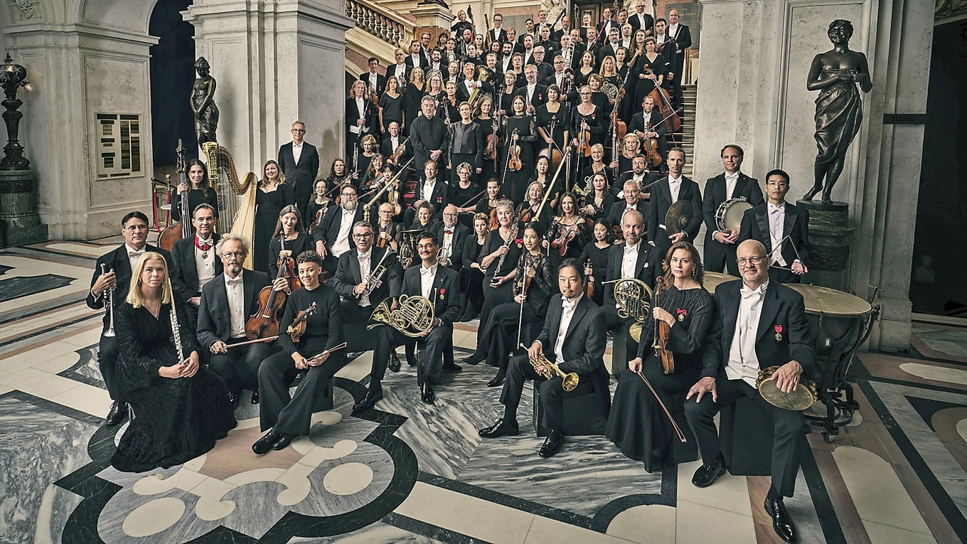 Kungliga Hovkapellet består av över 100 medlemmar och är en av Sveriges största orkestrar. Dirigenten Alan Gilbert är hovkapellmästare för Hovkapellet. Foto: Henrik Halvarsson