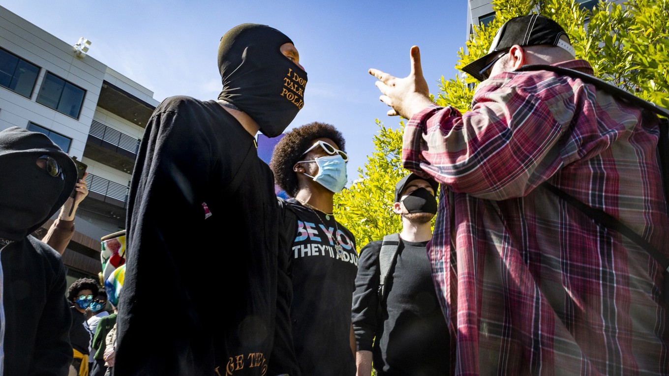 Antifa-anhängare i den amerikanska storstaden Los Angeles. Bilden är tagen den 21 oktober 2021. Foto: John Fredricks
