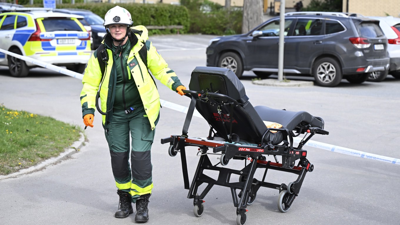 Ambulanspersonal i Vällingby efter en explosion. Foto: Jessica Gow/TT