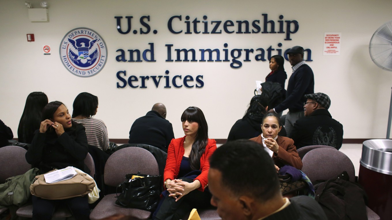 Den amerikanska migrationsmyndigheten U.S. Citizenship and Immigration Services stoppar nu alla asylbeslut. Foto: John Moore/Getty Images