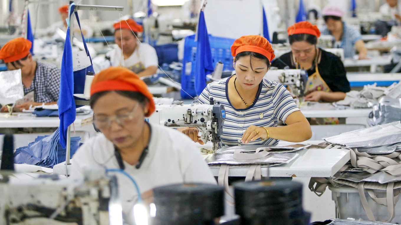 Väsktillverkning i Linhuan i Anhuiprovinsen i östra Kina. Textiltillverkning flyttar allt mer till Vietnam. Foto: STRINGER/AFP via Getty Images