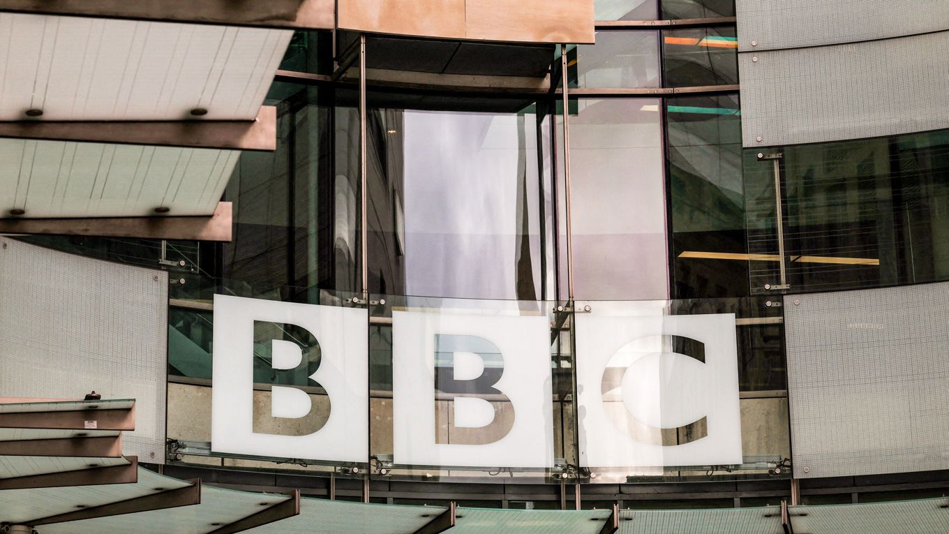 Statliga mediebolag tycks luta åt samma håll politiskt. Foto: Adrian Dennis/AFP via Getty Images